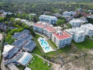Una vista aérea de un complejo turístico con piscina y edificios. en Sea View by CELTIS, en Cariló