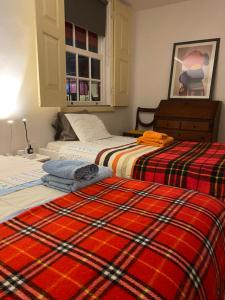 zwei Betten nebeneinander in einem Zimmer in der Unterkunft Casa da Vinha Grande in Poiares