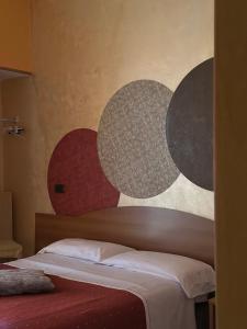 سرير أو أسرّة في غرفة في Hotel Il Giardino degli Aranci