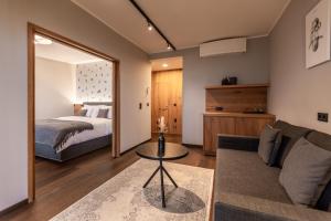 A bed or beds in a room at Wohnen beim Wein Tschermonegg