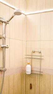 ein Badezimmer mit einer Dusche mit einem Seifenspender auf einem Regal in der Unterkunft Two Bedroom Apartment - Alexandrovska - Top Location - Central Bus, Train and Marine Stations, next to Sea Garden and Beach in Burgas City + 27 Fotos