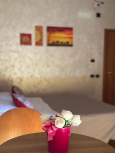 سرير أو أسرّة في غرفة في Hotel Il Giardino degli Aranci