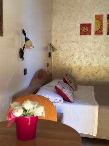 سرير أو أسرّة في غرفة في Hotel Il Giardino degli Aranci