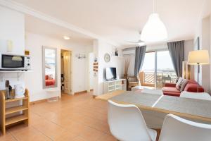 Μια τηλεόραση ή/και κέντρο ψυχαγωγίας στο Eden Rentals Beach Paradise