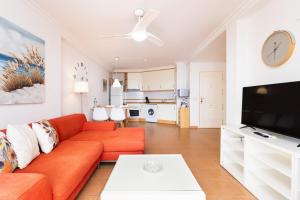Μια τηλεόραση ή/και κέντρο ψυχαγωγίας στο Eden Rentals Beach Paradise
