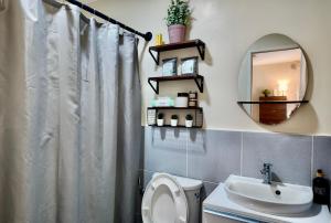 Bany a J&J Antipolo 2 Bedroom Condo with Nature View, Netflix, Karaoke, & Threadmill