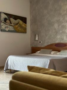 سرير أو أسرّة في غرفة في Hotel Il Giardino degli Aranci
