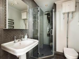 Koupelna v ubytování Luxury 2Bed In The Heart Of Leamington w Parking Pass the Keys + 35 fotografií
