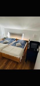 a bedroom with two twin beds and a desk at Laichingen Center with style & tranquility in Laichingen +7 photos