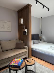 Un pat sau paturi într-o cameră la 4SeasonsGea , Studio Apartment In Heart Of Tirana