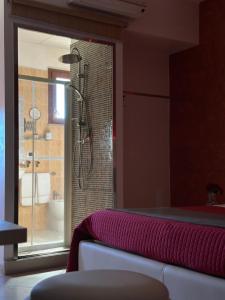 سرير أو أسرّة في غرفة في Hotel Il Giardino degli Aranci
