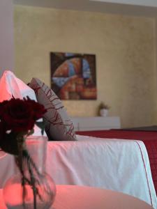 سرير أو أسرّة في غرفة في Hotel Il Giardino degli Aranci