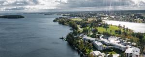 eine Luftansicht eines Hauses auf einer Insel im Wasser in der Unterkunft Kivitippu Resort in Lappajärvi