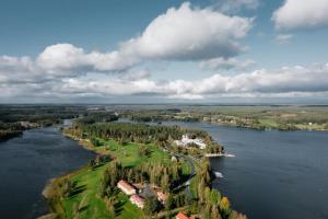 eine Luftaufnahme eines Hauses auf einer Insel im Wasser in der Unterkunft Kivitippu Resort in Lappajärvi