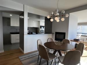 Η κουζίνα ή μικρή κουζίνα στο Cascais Atrium, luxury apartment with sea view and pool