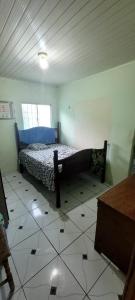 ein Schlafzimmer mit einem Bett in der Zimmerecke in der Unterkunft Casa para Cop30 in Belém + 3 Fotos