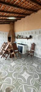 eine Küche mit Tisch und Stühlen in einem Zimmer in der Unterkunft Casa para Cop30 in Belém