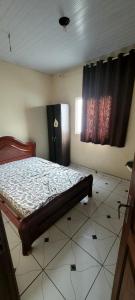 ein Schlafzimmer mit einem Bett und einem Fenster in der Unterkunft Casa para Cop30 in Belém