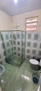 ein Badezimmer mit Dusche und Toilette in der Unterkunft Casa para Cop30 in Belém
