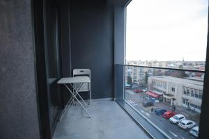 Zimmer mit Stadtblick aus dem Fenster in der Unterkunft FOUR Seasons by DISTRICT in Osijek