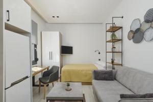 Televízia a/alebo spoločenská miestnosť v ubytovaní MELIGEO Suites Center of IOANNINA + 30 fotografií