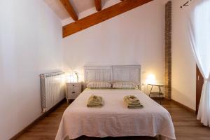 a bedroom with a bed with two towels on it at Agriturismo Monte Scala in Taglio di Po