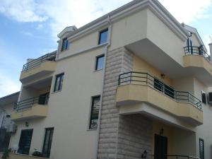 budynek z balkonami po jego stronie w obiekcie Villa Ivona w Makarskiej