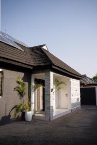 una casa con un garaje blanco con una puerta en Nest Luxury Apartment, en Ilorin