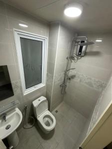 ein Badezimmer mit Toilette und Waschbecken in der Unterkunft Coral Stay Rooms in Hulhumale
