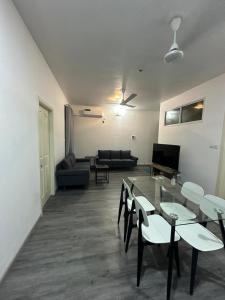 ein Wohnzimmer mit Tisch und Stühlen und einer Couch in der Unterkunft Coral Stay Rooms in Hulhumale + 3 Fotos