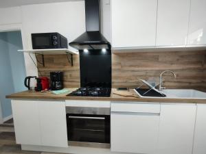 Kuchyň nebo kuchyňský kout v ubytování Le Chevran - appart 2 chambres - proche gare