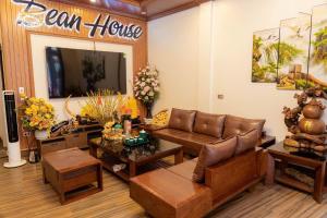 a living room with a couch and a table at Bean Villa Tam Đảo in Tam Ðảo