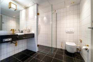 Bilik mandi di Radisson Hotel Papirfabrikken Silkeborg