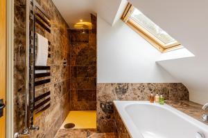 Ένα μπάνιο στο Spacious farmhouse with stunning valley views +36 φωτογραφίες