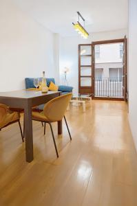 a living room with a table and a couch at Grand Central Market Suites By VALENCIAFLATS EU in Valencia