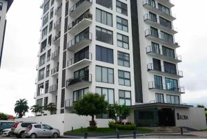 a tall white building with cars parked in front of it at Puerto Vallarta Centro de convenciones Aeropuerto in Puerto Vallarta