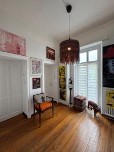 un soggiorno con divano e lampadario pendente di Villa Art'è a Locarno