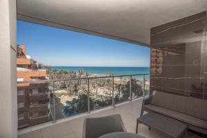 einen Balkon mit Blick auf den Strand und das Meer in der Unterkunft Casa Noe Ivan Luxury Homes 5ªPlta Norte 1ªLinea in Oropesa del Mar