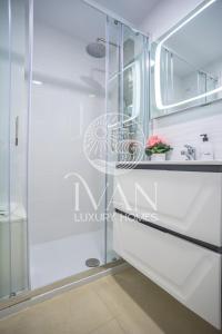 ein Badezimmer mit Dusche und Waschbecken in der Unterkunft Casa Noe Ivan Luxury Homes 5ªPlta Norte 1ªLinea in Oropesa del Mar