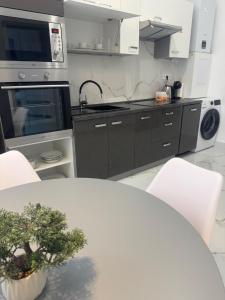 Köök või kööginurk majutusasutuses Magnet Apartment