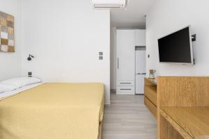 TV a/nebo společenská místnost v ubytování MELIGEO Suites Center of IOANNINA
