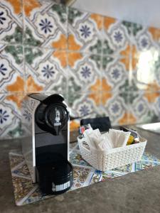 Príslušenstvo na prípravu kávy alebo čaju v ubytovaní Sikelia Apartment
