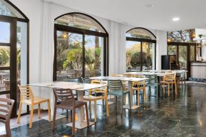 A restaurant or other place to eat at Aparthotel Ona Cala Pi Club