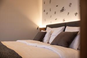 A bed or beds in a room at Wohnen beim Wein Tschermonegg