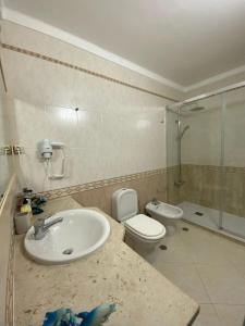 Et badeværelse på Spacious apartment in Alvor - 100 m² with shared pool