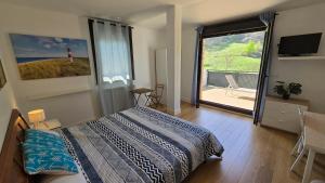 Postel nebo postele na pokoji v ubytování LAGA SURFING IBARRANGELU