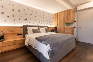 A bed or beds in a room at Wohnen beim Wein Tschermonegg