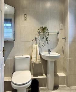 ein Badezimmer mit Toilette und Waschbecken in der Unterkunft Trendy 3 Bedrooms-Free Parking-Sleeps 8 in Kent