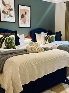 zwei nebeneinander stehende Betten in einem Schlafzimmer in der Unterkunft Trendy 3 Bedrooms-Free Parking-Sleeps 8 in Kent