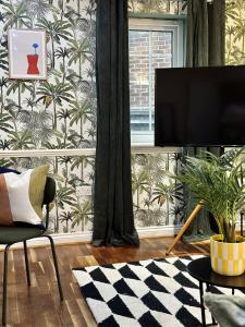 Televiisor ja/või meelelahutuskeskus majutusasutuses Bright 3 Bedrooms-Free Parking-Sleeps 8